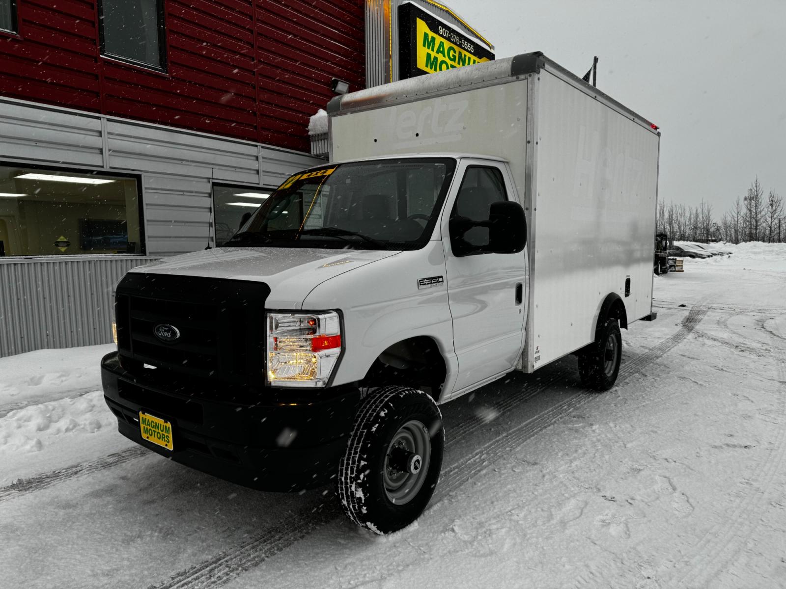 2022 WHITE /White FORD E-SERIES E-350 SD (1FDWE3FK7ND) with an 7.3L engine, Automatic transmission, located at 1960 Industrial Drive, Wasilla, 99654, (907) 274-2277, 61.573475, -149.400146 - Photo #0